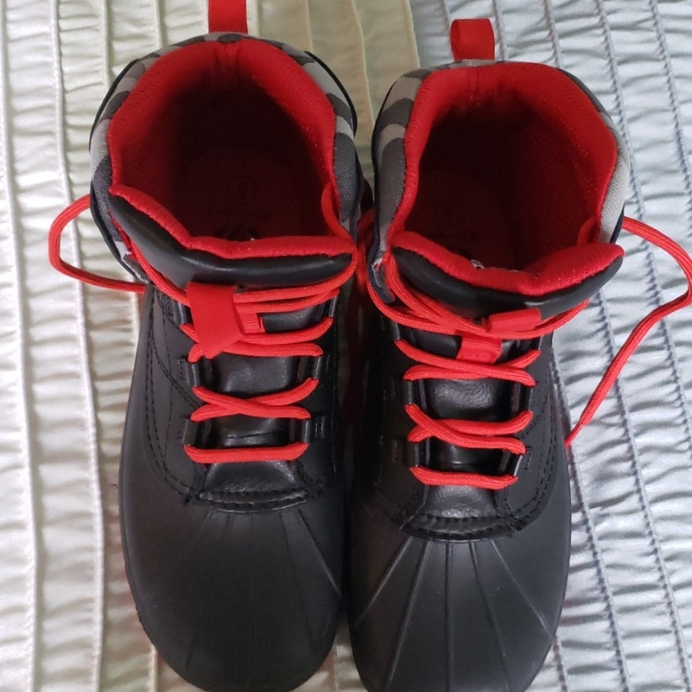 Boys Champion snow boots black and red